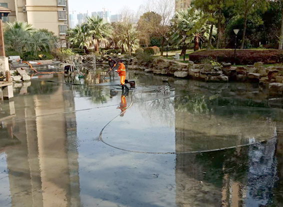 龙滚镇景观池淤泥清理