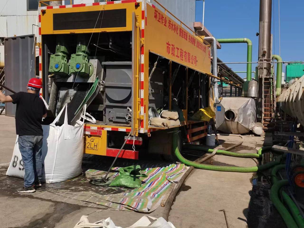 龙滚镇淤泥压干处理