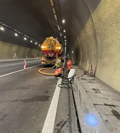 龙滚镇隧道排水渠清淤